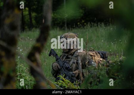 Ein tschechischer Soldat, der dem 72. Mechanized Engineer Platoon, CS Coy, zugeteilt wurde, bietet Sicherheit während einer Minenräumung während der Übung Combined Resolve 17 am Hohenfels Training Area, Joint Multinational Readiness Center in Hohenfels, Deutschland, am 8. Juni 2022. Combined Resolve ist eine US-amerikanische Die Armeeübung besteht aus 5.600 Mitgliedern des Dienstes, Verbündeten und Partnern aus mehr als 10 Ländern und soll die Fähigkeiten der Einheiten zur effektiven Durchführung von Kampfoperationen in einem Kampfraum mit mehreren Domänen bewerten. Stockfoto