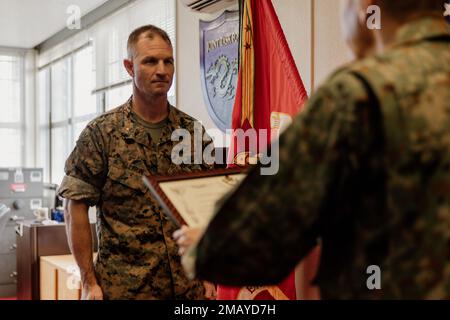 USA Marinekorps Brigade. General Kyle Ellison, Stellvertretender Generalkommandant der III Marine Expeditionary Force, erhält den Preis für japanische Verteidigungszusammenarbeit von japanischem Generalmajor Shingo Nashinoki, kommandierender General, Amphibious Rapid Dispatch Brigade, Japan Ground Self-Defense Force (JGSDF), Camp Courtney, Okinawa, Japan, Juni 8, 2022. Der Preis für die Verteidigungskooperation ist die höchste Auszeichnung, die ein nicht-japanisches Mitglied vom JGSDF erhalten kann. (USA Marinekorps Fotos von Lance CPL. Natalie Greenwood) Stockfoto