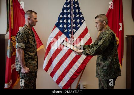 Generalmajor Shingo Nashinoki, kommandierender General, Amphibious Rapid Deployment Brigade, Japan Ground Self-Defense Force (JGSDF), überreicht den japanischen Preis für Verteidigungszusammenarbeit an die USA Marinekorps Brigade. General Kyle Ellison, Stellvertretender Befehlshaber der III. Marine Expeditionary Force, im Camp Courtney, Okinawa, Japan, Juni 8, 2022. Der Preis für die Verteidigungskooperation ist die höchste Auszeichnung, die ein nicht-japanisches Mitglied vom JGSDF erhalten kann. (USA Marinekorps Fotos von Lance CPL. Natalie Greenwood) Stockfoto