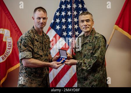 Generalmajor Shingo Nashinoki, Befehlshaber der Amphibien-Schnelleinsatzbrigade, der Japan Ground Self-Defense Force (JGSDF) und der USA Marinekorps Brigade. Gen. Kyle Ellison, Stellvertretender Befehlshaber der III Marine Expeditionary Force, überreicht Ellisons Preis für japanische Verteidigungszusammenarbeit in Camp Courtney, Okinawa, Japan, 8. Juni 2022. Der Defense Cooperation Award ist die höchste Auszeichnung, die ein nicht-japanisches Mitglied vom JGSDF erhalten kann. (USA Marinekorps Fotos von Lance CPL. Natalie Greenwood) Stockfoto