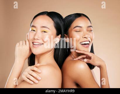 Frauen, Schönheit und Make-up im Studio für Wellness, Hygiene und kreative Pflege auf braunem Hintergrund. Gesicht, Freunde und Augenschatten nach Mädchen mit anderen Stockfoto