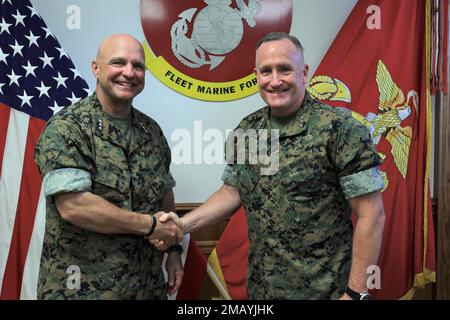 USA Marinekorps, Lieutenant General William Jurney, rechts, kommandierender General der II Marine Expeditionary Force, und Lieutenant General David Bellon, links, Commander der USA Marine Corps Forces Reserve und USA Marine Corps Forces South, treffen im Marine Corps Basislager Lejeune, North Carolina, 8. Juni 2022. Jurney und Bellon trafen sich, um die zukünftigen Beziehungen zwischen ihren Befehlen zu besprechen. Stockfoto