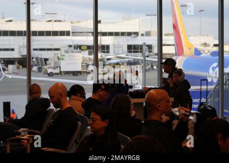 Passagiere warten am Sonntag, 7. Januar 2023, in Los Angeles auf einen Flug von Southwest Airlines am Terminal 1 des internationalen Flughafens von Los Angeles. Stockfoto