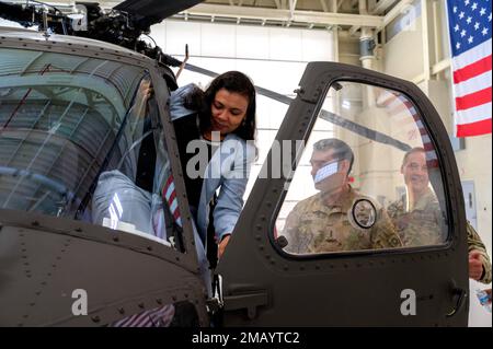 Von links steigt die Verteidigungsministerin Janine Lélis Cabo Verde an Bord eines Black Hawk Hubschraubers, während sie am 8. Juni 2022 in Concord, New Hampshire, in der Air Support Facility der New Hampshire National Guard mit dem Chief Warrant Officer 4 Jeremy Gray und Staff Sgt. Raul Zubicaray unterwegs ist. Die New Hampshire National Guard war Gastgeber von Lélis und Delegierten aus der Republik Cabo Verde, einem afrikanischen Archipel-Land, vom 8. Bis 10. Juni für einen Workshop zum Programm der Staatspartnerschaft. Das Programm des Verteidigungsministeriums verbindet die Nationalgarde und andere Länder, um Militär, Regierung und Zivilbevölkerung zu unterstützen Stockfoto