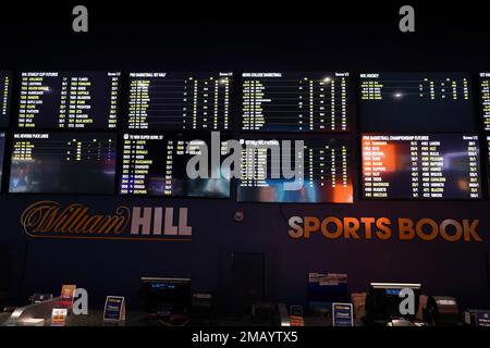 Die Wettlinien für NHL, NBA, NFL und NCAA College Basketball im William Hill Sportsbook, Freitag, den 13. Januar 2023, in Reno, Nev. Stockfoto