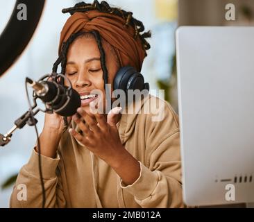 Kommunikation, Radio-Talk-Show und schwarze Frau, Podcast-Moderatorin oder Sprecherin, die über die Teenager-Kultur spricht. Mädchen Live-Streaming, Audio-Mikrofon Stockfoto