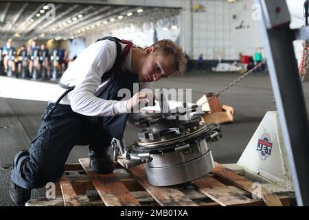 Aviation Machinist's Mate 2. Class Elijah Adrian aus Vancouver, Washington, angeschlossen an die „Bear Aces“ des Airborne Command and Control (VAW) Squadron 124, führt Wartungsarbeiten an einem Stellglied mit variabler Steigung eines E-2D Hawkeye im Hanger Bay durch, 8. Juni 2022. Ford ist im Atlantik unterwegs und führt Beförderungsqualifikationen durch. Stockfoto