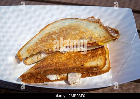 SCHRIEVER SPACE FORCE BASE, FARB. - Der L&L Coffee Shop am Schriever Space Force Base, Colorado, hat den Besitzer gewechselt, als Linda und Larry Lorenz in Rente gingen und das Geschäft am 31. Mai 2022 ihrem Neffen Riley Tindle übergaben. Tindle und ihre Verlobte/Kollegin Jessica planen jede Woche wechselnde Speisekarten, die Gerichte wie den gegrillten Käse mit Hühnchen und Speck sowie jeden Morgen die Trucks von Tindle in sich selbst umfassen. Stockfoto