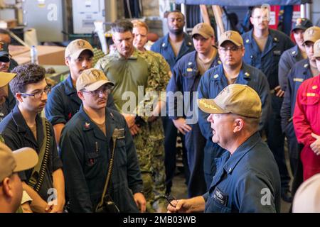 GOLF VON ADEN (8. Juni 2022) Cmdr. Scott Whitman, Befehlshaber des Kampfschiffs USS Sioux City (LCS 11), spricht mit der Crew während eines Telefongesprächs am 8. Juni. Sioux City wird im US-5.-Flottengebiet eingesetzt, um die Sicherheit und Stabilität des Seeverkehrs im Nahen Osten zu gewährleisten. Stockfoto