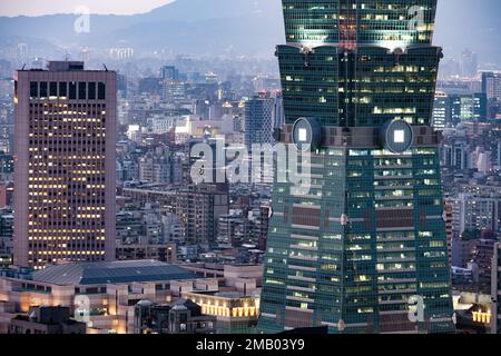 Nahaufnahme der Skyline von Taipei bei Sonnenuntergang beleuchtet. Atemberaubender Blick vom Elefantenberg in Taipei, Taiwan. Stockfoto