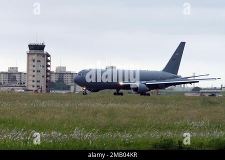 Ein KC-46A Pegasus vom McConnell Air Force Base, Kansas, landet am 8. Juni 2022 auf der Landebahn am Yokota Air Base, Japan. Die Pegasus nimmt an der Übung 22-06 des Beschäftigungskonzepts des Air Mobility Command Teil und betankte das Indo-Pacific Theater mit Luft. Im Mittelpunkt der Übung standen die Integration der Gesamtkräfte und die gemeinsame Ausbildung in einer Umgebung mit mehreren Bereichen, um die Fähigkeiten und die Bereitschaft unter realen Bedingungen zu verbessern. Stockfoto