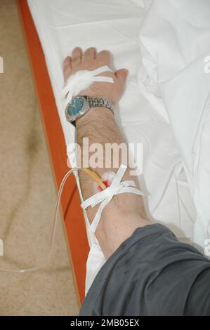 Die Hand des Patienten mit einer medizinischen Nadel in einer Vene. Stockfoto