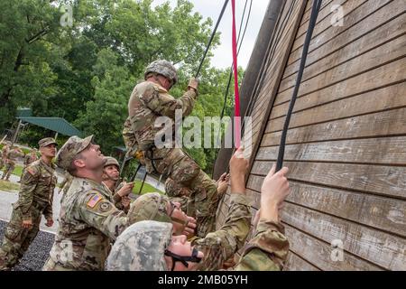 Ausbilder von Kompanie B, 399. Regiment (Cadet Summer Training), beobachten Kadetten, die am 20. Juni auf dem Abseilturm in Fort Knox, Ky, als Berger fungieren. Soldaten des 4. Bataillons, 399. Regiment, werden in diesem Sommer, beginnend Anfang Juni, Tausende von Kadetten des Reserve Officers Training Corps aus dem ganzen Land durch den Confidence/Barrile Course und Abseilturm in Fort Knox führen. Stockfoto