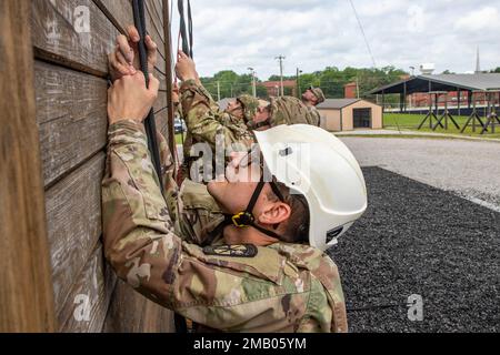 Kadetten fungieren als Bergsamme am Abseilturm in Fort Knox, Ky, Juni 8. Soldaten des 4. Bataillons, 399. Regiment, werden in diesem Sommer, beginnend Anfang Juni, Tausende von Kadetten des Reserve Officers Training Corps aus dem ganzen Land durch den Confidence/Barrile Course und Abseilturm in Fort Knox führen. Stockfoto