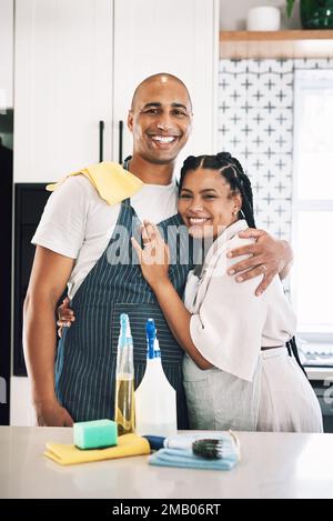 Waren die Besten beim Frühjahrsputz. Ein junges Paar, das zu Hause putzt. Stockfoto