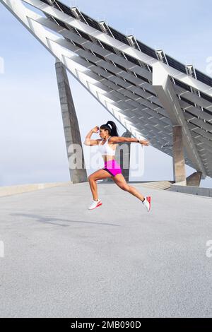 Eine sportliche Mischrasse, die durch die Stadt läuft Stockfoto