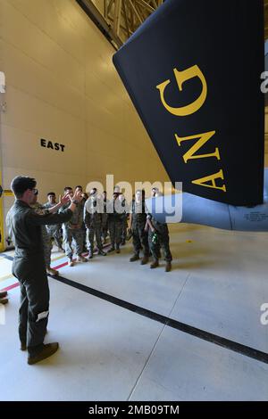 Das Trainingskorps für Reserveoffiziere des Innern Alaskas besucht den 168. Flügel als Teil des Sommerlagers und erfährt mehr über den 168. Flügel, den Piloten, den Boom-Betreiber, die Flugzeugwartung, die Sicherheitskräfte, Und Bauingenieurmissionen. Die JROTC-Kadetten des Innenraums sind Studenten des West Valley High School Marine Corps JROTC, Lathrop High School Army JROTC, Eielson Air Force Base High School Air Force JROTC und North Pole High School Air Force JROTC. Stockfoto