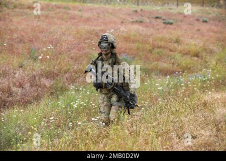 EIN US-AMERIKANISCHER Ein Infanteriesoldat, dem 2. Stryker-Brigade-Kampfteam, 7. Infanteriedivision, zugeteilt, patrouilliert durch ein Feld mit einer M249. Einheit Automatische Waffe während einer Blankofeuer-Bewegung, um Kontakt zum Yakima Training Center aufzunehmen. 8. Juni 2022. Operation Lancer Scorch, die vom 20. Mai bis zum 16. Juni 2022 lief, bot dem SBCT 2-2 die Gelegenheit, sich auf die Letalität seiner Infanteriefirma zu konzentrieren, indem Ingenieure, Kavallerie, elektronische Kriegsführung und andere Ressourcen vollständig integriert wurden. Stockfoto