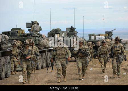 USA Armeesoldaten, die dem 2. Stryker Brigade-Kampfteam, 7. Infanterie-Division zugewiesen sind, gehen zum Treffpunkt für die Sicherheitsunterweisung als Vorbereitung auf eine Blankofeuer-Bewegung, um Kontakt-Übung im Yakima Training Center am 8. Juni 2022 aufzunehmen. Operation Lancer Scorch, die vom 20. Mai bis zum 16. Juni 2022 lief, bot dem SBCT 2-2 die Gelegenheit, sich auf die Letalität seiner Infanteriefirma zu konzentrieren, indem Ingenieure, Kavallerie, elektronische Kriegsführung und andere Ressourcen vollständig integriert wurden. Stockfoto