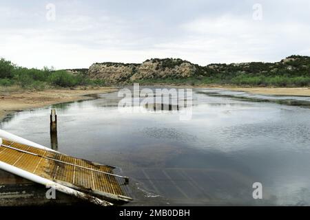 Der Truscott Brine Lake im Bezirk Tulsa ist wichtig, um die Wasserqualität für die Landwirtschaft, Gemeinden und Militäreinrichtungen zu gewährleisten, die von Wasser aus dem extrem salzigen Wichita River abhängig sind. Die Projektmitarbeiter von Truscott fertigten dieses Gitter als zusätzliche Schutzschicht vor Vegetation an, die die Pumpe verstopfen und die Rohrleitung abschalten könnte. Das Gitter wird wöchentlich überprüft, und jegliche Vegetation auf dem Gitter wird manuell entfernt. Stockfoto