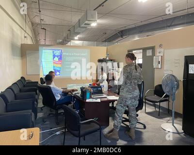 Airman First Class Jacquline Gibboney, Diättherapietechniker der 99. Medical Support Squadron, leitet einen Ernährungs-Kurs für Mitglieder der 820. RED HORSE Squadron am Nellis Air Force Base Stockfoto