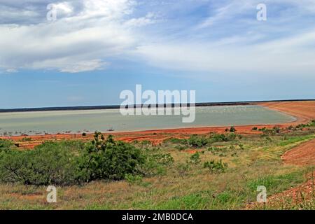 Der Truscott Brine Lake im Bezirk Tulsa ist wichtig, um die Wasserqualität für die Landwirtschaft, Gemeinden und Militäreinrichtungen zu gewährleisten, die von Wasser aus dem extrem salzigen Wichita River abhängig sind. Das Wasser stammt aus Quellen, die sich durch Gips- und Kalkschichten bewegen und das Wasser mit einem hohen Salzgehalt zurücklassen. Es wird mit einem aufblasbaren Damm an der Bateman Pumpstation zusammengelegt. Von dort aus wird das Salzwasser durch eine unterirdische 22 km lange Pipeline in den Truscott Brine Lake gepumpt. Der See ist vollständig geschlossen, ohne Wasser abzulassen. Stockfoto