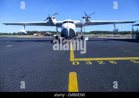 Ein Grumman G-73T Turbo Mallard (VH-PPI) Wasserflugzeug wird während einer Probe der Lebensmittelversorgung in Darwin, NT, Australien, am 9. Juni 2022 zum Start bereitgestellt. Marine Rotational Force-Darwin 22 nutzte ein kommerzielles Wasserflugzeug, um eine Lebensmittelversorgung auf dem Wasser in der Nähe der Tiwi-Inseln, Australien, durchzuführen. Stockfoto