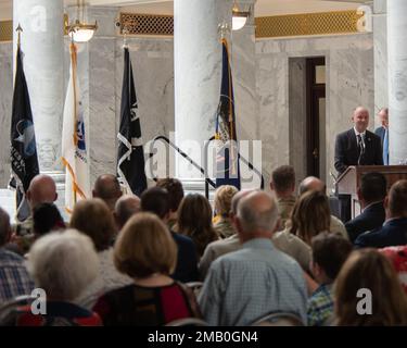 Regierung Spencer J. Cox spricht am 09. Juni 22 bei der Auszeichnung „State of Utah Service Member of the Year“ in der Hauptstadt des Bundesstaates Utah. Die Auszeichnungen würdigen die herausragenden Darsteller der wichtigsten militärischen Einheiten des Staates, die Armee, Marine, Luftwaffe, Marines, Von aktiven Dienst-, Wächter- und Reserveorganisationen. (Air National Guard Foto von: Staff Sgt Nicholas Perez) Stockfoto