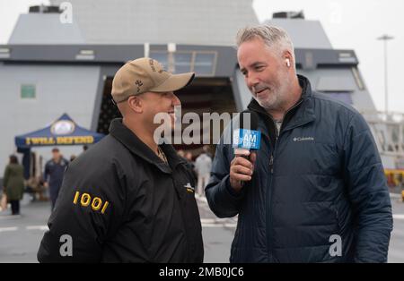 Operations Specialist 1. Klasse Christopher Jenkins, der dem Zerstörer der Zumwalt-Klasse USS Michael Monsoor (DDG 1001) zugeteilt wurde, beantwortet während eines Interviews mit KOIN 6 News eine Frage an Bord des Schiffes während der Portland Fleet Week 2022, Juni 9. Die Portland Fleet Week ist eine feierliche Feier der Seeverkehrsdienste und bietet den Einwohnern Oregons die Gelegenheit, Matrosen, Marines und Küstenwachmänner zu treffen und die neuesten Möglichkeiten der heutigen Seeverkehrsdienste aus erster Hand zu erleben Stockfoto