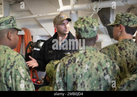 Kommandomeister Kris Freyberg, dem Zerstörer der Zumwalt-Klasse USS Michael Monsoor (DDG 1001) zugeteilt, spricht mit den USA Naval Sea Cadets, während das Schiff den Willamette River durchquert, während der Portland Fleet Week 2022, Juni 9. Die Portland Fleet Week ist eine feierliche Feier der Seeverkehrsdienste und bietet den Einwohnern Oregons die Gelegenheit, Matrosen, Marines und Küstenwachmänner zu treffen und die neuesten Möglichkeiten der heutigen Seeverkehrsdienste aus erster Hand zu erleben Stockfoto