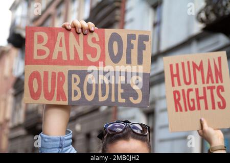 Demonstranten mit Schildern, die unsere Körper und Menschenrechte verbieten. Menschen mit Plakaten, die Abtreibungsrechte bei Protestkundgebungen unterstützen. Stockfoto