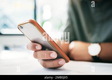 Ein Telefon zu haben, ist sowohl gut als auch schlecht. Ein nicht wiedererkennbarer Geschäftsmann, der ein Handy im Büro benutzt. Stockfoto