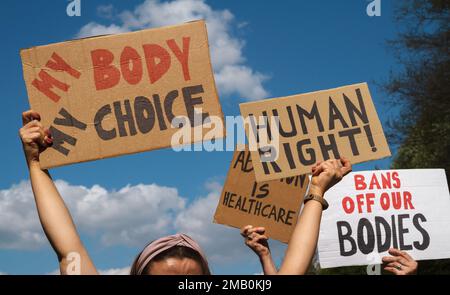 Demonstranten halten Zeichen Mein Körper Meine Wahl, Menschenrecht, Bans von unserem Körper, Abtreibung ist Gesundheit. Menschen mit Plakaten bei der Protestdemonstration. Stockfoto