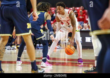 College Park, Maryland, USA. 19. Januar 2023. Maryland Terrapins Guard Jahmir Young dribbelt durch seine Beine. Die Maryland Terrapins waren Gastgeber der Michigan Wolverines im XFINITY Center in College Park, MD (Kreditbild: © Nick Piacente/ZUMA Press Wire). Nicht für den kommerziellen GEBRAUCH! Stockfoto