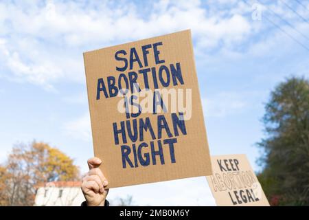 Demonstranten, die Schilder mit Slogans halten Sichere Abtreibung ist ein Menschenrecht, Abtreibung legal zu halten. Menschen mit Plakaten bei der Protestdemonstration. Stockfoto