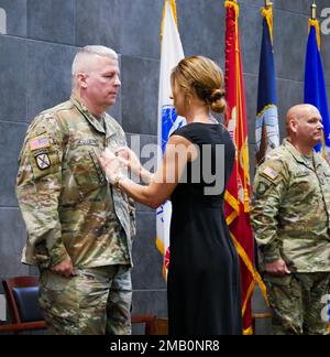 Kommandodienstmeister Jonathan B. Coleman, eintreffender Oberfeldwebel der Mississippi National Guard, wird von seiner Frau Fran Coleman im Rahmen einer Zeremonie zum Verantwortungswechsel in der Großen Galerie des Mississippi Armed Forces Museums, Camp Shelby Joint Forces Training Center, Mississippi, 9. Juni 2022. Stockfoto