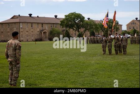 Oberstleutnant Brian Slotnick rezitiert "das lange Motto" Aufruf an die Soldaten des 299. Brigaden-Stützbataillons, 2. Panzerbrigade-Kampfteam, 1. Infanteriedivision, während einer Zeremonie zum Kommandowechsel im Feld der Kavallerie-Parade in Fort Riley, Kansas, am 9. Juni 2022. Slotnick hat das seinen Soldaten als letzten Akt als Bataillonskommandeur vorgetragen. Stockfoto