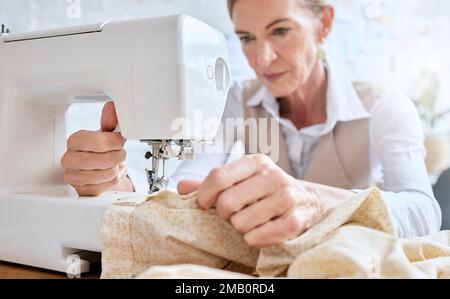 Schneiderin, Seniorin und Nähmaschine für Stoffbekleidung, Luxuskleidung oder kreatives Design im Studio-Workshop-Atelier. Start-up-Unternehmen Stockfoto