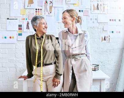 Modegeschäft und glückliches Teamdenken, Brainstorming und gemeinsame Arbeit an kreativen Ideen im Workshop. Planung, Kreativität und Vision des Reifegreifens Stockfoto
