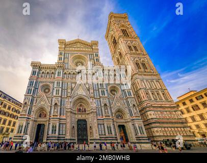 Florenz, Italien - 03. Juni 2022: Kathedrale Duomo oder Cattedrale di Santa Maria del Fiore mit farbenfroher Marmorfassade und Glockenturm Giotto Campanile Stockfoto