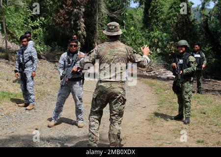 Ein Green Beret mit der 1. Special Forces Group (Airborne) diskutiert mit Mitgliedern der philippinischen National Police - Maritime Group, der 2. Special Operations Unit und der Philippine Coast Guard Special Operations Force, bevor am 9. Juni 2022 ein Angriff in der Nähe von Puerto Princesa, Palawan, demonstriert wurde. Dieses Engagement bot den Partnern die Möglichkeit, Taktiken, Techniken und Verfahren untereinander auszutauschen, um die Interoperabilität zu verbessern und gleichzeitig ihre Fähigkeiten zu demonstrieren. Unsere Verbündeten und Partner sind unser größter Vorteil, wenn es um den langfristigen Wettbewerb mit Gegnern geht Stockfoto