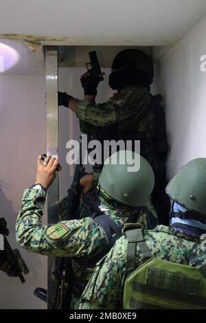 Mitglieder der philippinischen National Police - Maritime Group, 2. Special Operations Unit bereiten sich auf die Freigabe einer Deckenluke vor, während sie einen Überfall demonstrieren, der von Polizeihauptmann Valeriano de Leon und Green Berets mit 1. Special Forces Group (Airborne) am 9. Juni 2022 in der Nähe von Puerto Princesa, Palawan, beobachtet wurde. Dieses Engagement bot den Partnern die Möglichkeit, Taktiken, Techniken und Verfahren untereinander auszutauschen, um die Interoperabilität zu verbessern und gleichzeitig ihre Fähigkeiten zu demonstrieren. Unsere Verbündeten und Partner sind unser größter Vorteil, wenn es um den langfristigen Wettbewerb mit Gegnern geht Stockfoto