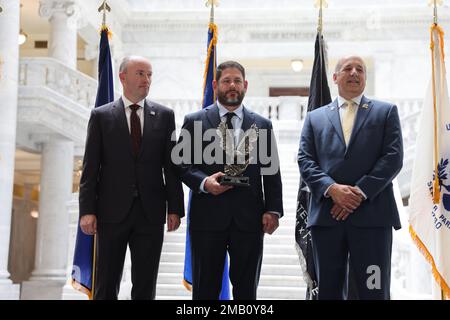 Regierung Spencer Cox, Left, und Mr. Gary Harder, Utah Department of Veterans and Military Affairs präsentieren David Veglia, Ogden Air Logistics Complex, Hill Air Force, die State of Utah Service Member of the Year Awards in der Capitol Rotunda, Juni 9, (2022) Ziel der Auszeichnungen ist es, die herausragenden Darsteller der wichtigsten militärischen Einheiten des Staates zu würdigen, die die Armee, die Marine, die Luftwaffe, die Marines und die Weltraumstreitkräfte der aktiven Dienst-, Wächter- und Reserveorganisationen vertreten. Stockfoto