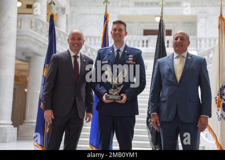 Regierung Spencer Cox, Left, und Mr. Gary Harder, Utah Department of Veterans and Military Affairs präsentieren Captain Ryan Landon, Minuteman III Programm, Hill Air Force, die State of Utah Service Member of the Year Awards in der Capitol Rotunda, Juni 9, (2022) Ziel der Auszeichnungen ist es, die herausragenden Darsteller der wichtigsten militärischen Einheiten des Staates zu würdigen, die die Armee, die Marine, die Luftwaffe, die Marines und die Weltraumstreitkräfte der aktiven Dienst-, Wächter- und Reserveorganisationen vertreten. Stockfoto