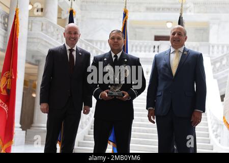 Regierung Spencer Cox, Left, und Mr. Gary Harder, Utah Department of Veterans and Military Affairs präsentieren Anthony Bott, Tooele Army Depo, die State of Utah Service Member of the Year Awards in der Capitol Rotunda, Juni 9, (2022) Ziel der Auszeichnungen ist es, die herausragenden Darsteller der wichtigsten militärischen Einheiten des Staates zu würdigen, die die Armee, die Marine, die Luftwaffe, die Marines und die Weltraumstreitkräfte der aktiven Dienst-, Wächter- und Reserveorganisationen vertreten. Stockfoto