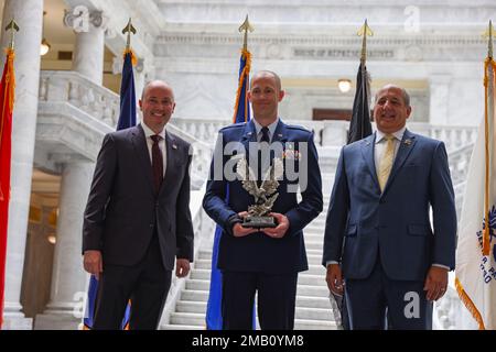 Regierung Spencer Cox, Left, und Mr. Gary Harder, Utah Department of Veterans and Military Affairs präsentieren Major Ryan Button, 75. Air Base Wing, die State of Utah Service Member of the Year Awards in der Capitol Rotunda, Juni 9, (2022) mit der Auszeichnung sollen die herausragenden Künstler der wichtigsten militärischen Einheiten des Staates gewürdigt werden, die die Armee, die Marine, die Luftwaffe und die Mari vertreten Stockfoto