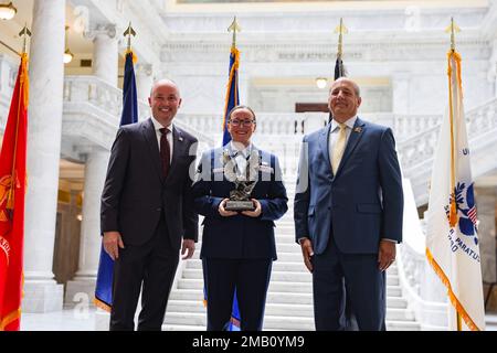 Regierung Spencer Cox, Left, und Mr. Gary Harder, Utah Department of Veterans and Military Affairs präsentieren Master Sgt. Sierra Beers, 419. Fighter Wing, Hill Air Force, die State of Utah Service Member of the Year Awards in der Capitol Rotunda, Juni 9, (2022) Ziel der Auszeichnungen ist es, die herausragenden Darsteller der wichtigsten militärischen Einheiten des Staates zu würdigen, die die Armee, die Marine, die Luftwaffe, die Marines und die Weltraumstreitkräfte der aktiven Dienst-, Wächter- und Reserveorganisationen vertreten. Stockfoto