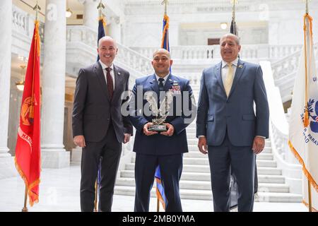 Regierung Spencer Cox, Left, und Mr. Gary Harder, Utah Department of Veterans and Military Affairs präsentieren Master Sgt. Henry Matsouka, 388. Fighter Wing, Hill Air Force, State of Utah Service Member of the Year Awards in der Capitol Rotunda, Juni 9, (2022) Ziel der Auszeichnungen ist es, die herausragenden Darsteller der wichtigsten militärischen Einheiten des Staates zu würdigen, die die Armee, die Marine, die Luftwaffe, die Marines und die Weltraumstreitkräfte der aktiven Dienst-, Wächter- und Reserveorganisationen vertreten. Stockfoto