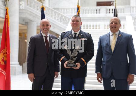 Regierung Spencer Cox, Left, und Mr. Gary Harder, Utah Department of Veterans and Military Affairs präsentieren Chief Warrant Officer 2 Nicholas Pantuso, Utah Army National Guard, State of Utah Service Member of the Year Awards in der Capitol Rotunda, Juni 9, (2022) Ziel der Auszeichnungen ist es, die herausragenden Darsteller der wichtigsten militärischen Einheiten des Staates zu würdigen, die die Armee, die Marine, die Luftwaffe, die Marines und die Weltraumstreitkräfte der aktiven Dienst-, Wächter- und Reserveorganisationen vertreten. Stockfoto