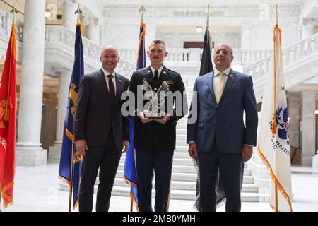 Regierung Spencer Cox, Left, und Mr. Gary Harder, Utah Department of Veterans and Military Affairs Present Specialist Brian Jordan, Utah Army National Guard, State of Utah Service Member of the Year Awards in der Capitol Rotunda, Juni 9, (2022) Ziel der Auszeichnungen ist es, die herausragenden Darsteller der wichtigsten militärischen Einheiten des Staates zu würdigen, die die Armee, die Marine, die Luftwaffe, die Marines und die Weltraumstreitkräfte der aktiven Dienst-, Wächter- und Reserveorganisationen vertreten. Stockfoto